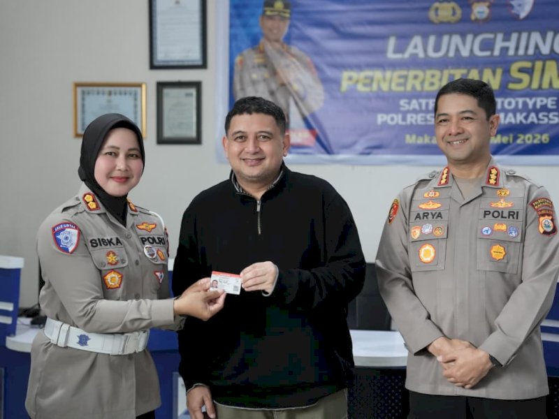 Wali Kota Makassar, Munafri Arifuddin, didampingi Kapolrestabes Makassar, Arya Perdana, saat peluncuran layanan  SIM C1 bagi pengendara motor 250-500 cc di Satpas SIM Polrestabes Makassar, Kamis (21/5/2026). @Jejakfakta/dok. Humas Pemkot Makassar