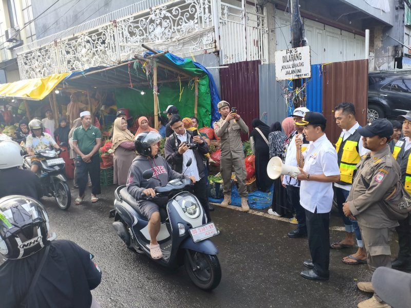 Camat Bontoala, Patahulla, saat menertibkan aktivitas pasar tumpah di kawasan Jalan Veteran Utara, tepatnya di sekitar Pasar Kalimbu, Kamis (21/5/2026). @Jejakfakta/dok. Humas Pemkot Makassar