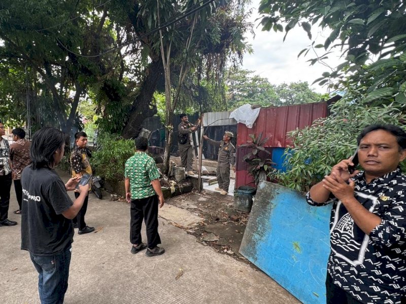 Pemerintah Kota Makassar melakukan penertiban fasilitas umum dan saluran drainase, sejumlah lapak liar di Jalan Kartini, Kelurahan Baru, Kecamatan Ujung Pandang, Kamis (21/5/2026). @Jejakfakta/dok. Humas Pemkot Makassar