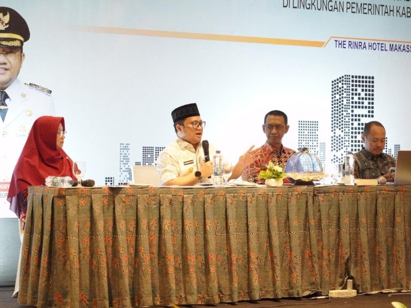 Wakil Bupati Gowa, Darmawangsyah Muin, saat membuka sekaligus membawakan materi pada kegiatan Bimbingan Teknis Peningkatan Kompetensi PA/KPA/PPK dan P3DN serta Pencegahan Korupsi pada Pelaksanaan Pengadaan Barang/Jasa Pemerintah yang digelar di The Rinra Hotel, Kamis (21/5/2026). @Jejakfakta/dok. Humas Pemkab Gowa