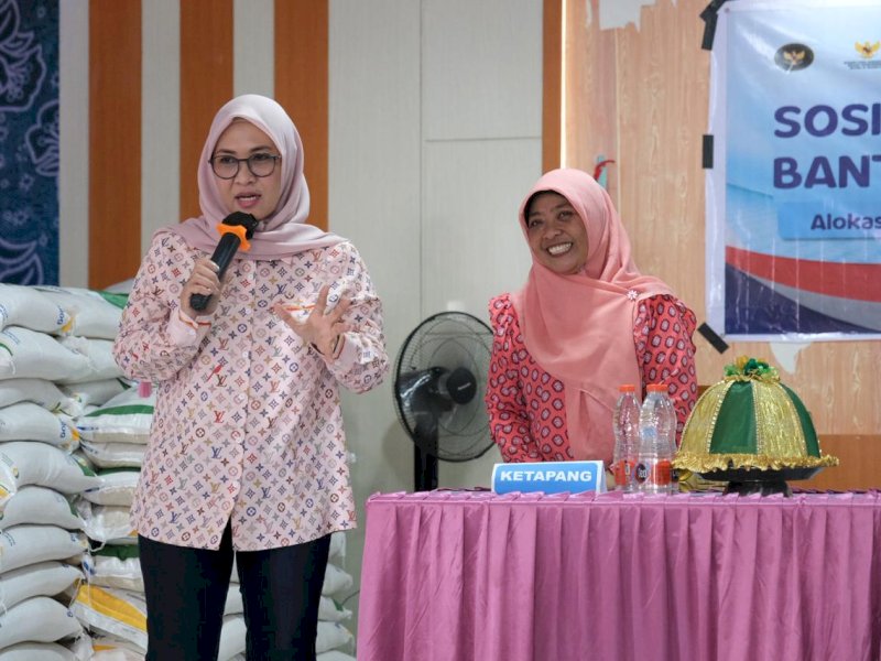 Bupati Gowa, Sitti Husniah Talenrang, saat melakukan monitoring Penyaluran Bantuan Pangan BULOG Alokasi Februari dan Maret 2026 di Aula Kantor Desa Romangloe, Kecamatan Bontomarannu, Sabtu (23/5/2026). @Jejakfakta/dok. Humas Pemkab Gowa