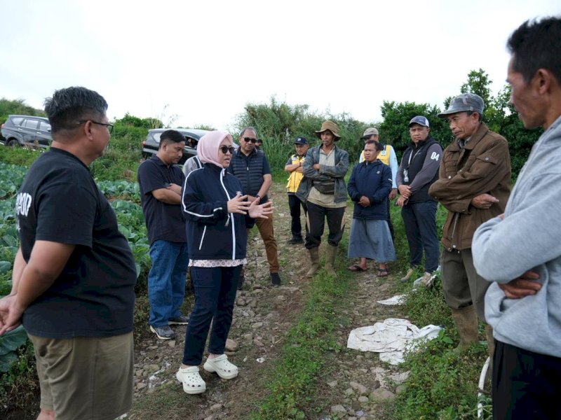 Bupati Gowa, Sitti Husniah Talenrang, meninjau langsung rencana pengaspalan tiga ruas jalan di Kecamatan Tinggimoncong, Sabtu (23/5/2026). @Jejakfakta/dok. Humas Pemkab Gowa
