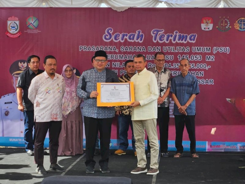 PT Gowa Makassar Tourism Development Tbk (GMTD) saat menyerahkan Prasarana, Sarana, dan Utilitas Umum (PSU) kepada Pemerintah Kota Makassar,  di Perumahan Taman Kahyangan,  Jumat (22/5/2026). @Jejakfakta/dok. Istimewa
