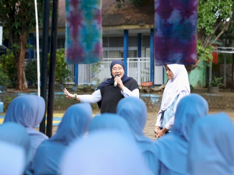 Kampanye Stop Boros Pangan melalui program Goes to School dengan membagikan 600 kotak makan gratis kepada siswa SMP di enam sekolah di Kota Makassar,  Jumat (22/5/2026). @Jejakfakta/dok. Humas Pemkot Makassar