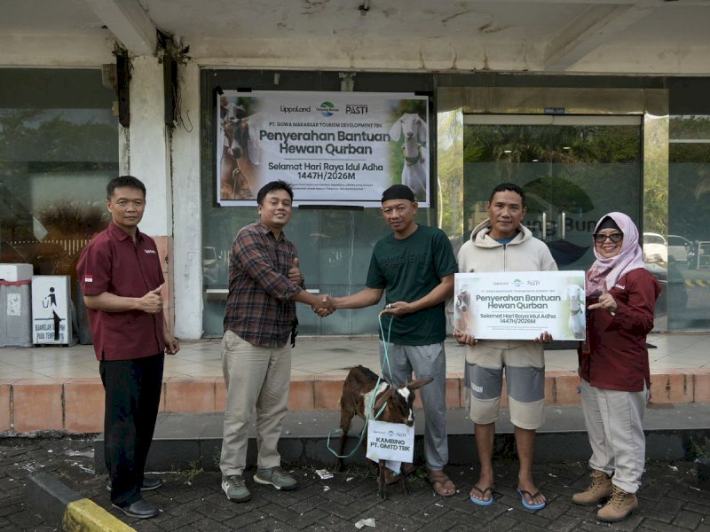 PT Gowa Makassar Tourism Development Tbk (GMTD) kembali menyalurkan hewan kurban kepada lima masjid di kawasan Tanjung Bunga, Senin (25/5/2026). @Jejakfakta/dok. Istimewa