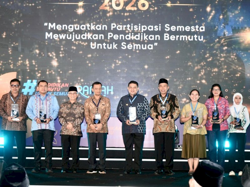 Kota Makassar meraih Penghargaan Apresiasi Komitmen Wajib Belajar 13 Tahun dari Kementerian Pendidikan Dasar dan Menengah Republik Indonesia pada momentum Hari Pendidikan Nasional (Hardiknas) 2026 di Kantor Kemendikdasmen RI, Jakarta, Senin (25/5/2026) malam. @Jejakfakta/dok. Humas Pemkot Makassar