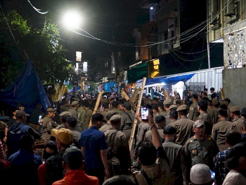 Proses penggusuran aktivitas bongkar muat ratusan pedagang di  Jalan Veteran Utara dan Pasar Kubis di Kota Makassar, Minggu dini hari (24/5/2026). @Jejakfakta/dok. Humas Pemkot Makassar