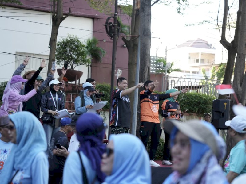 Wali Kota Makassar, Munafri Arifuddin, turut memeriahkan defile dan karnaval alumni SMA Negeri 2 (SMADA) Makassar, di Benteng Rotterdam, Minggu (24/5/2026). @Jejakfakta/dok. Humas Pemkot Makassar