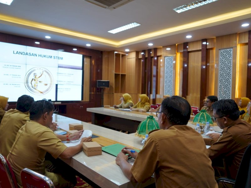 Sekretaris Daerah Luwu Timur, Ramadhan Pirade memimpin rapat persiapan verifikasi STBM 2026 di Ruang Rapat Pimpinan Kantor Bupati Luwu Timur, Senin (25/05/2026). @Jejakfakta/Istimewa