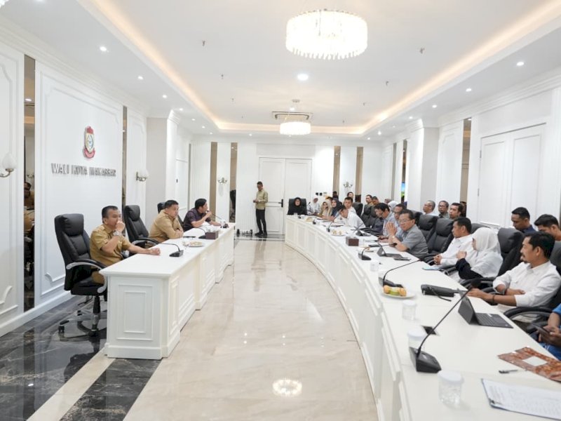 Wali Kota Makassar, Munafri Arifuddin, saat memimpin rapat koordinasi antara Pemkot Makassar dan Pemerintah Provinsi Sulawesi Selatan melalui Dinas Bina Marga Sulsel di Kantor Wali Kota Makassar, Selasa (26/5/2026). @Jejakfakta/dok. Humas Pemkot Makassar