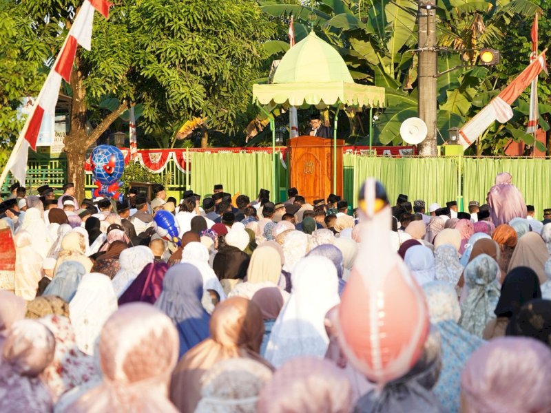 Wakil Bupati Gowa, Darmawangsyah, saat memberikan sambutan pada Salat Iduladha di Masjid Nurul Jihad, Kelurahan Bontomanai, Kecamatan Bontomarannu, Rabu (27/5/2026). @Jejakfakta/dok. Humas Pemkab Gowa