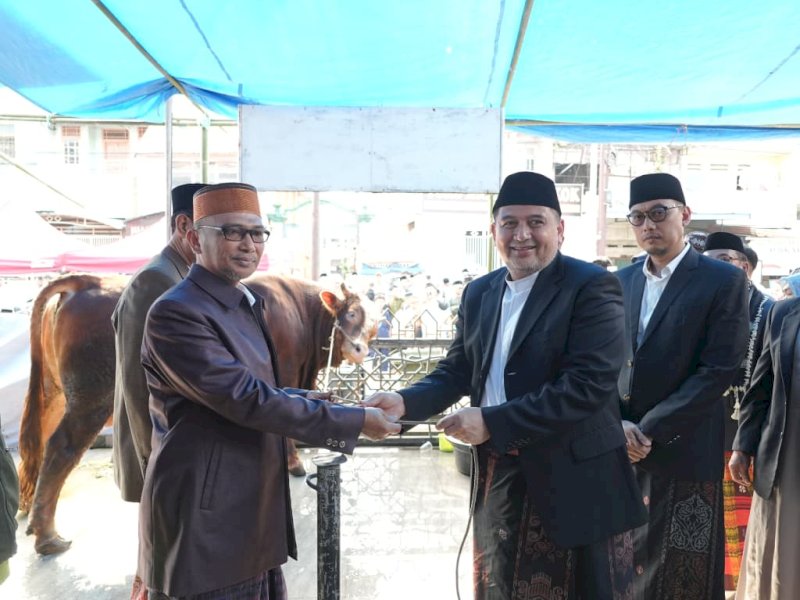 Wali Kota Makassar, Munafri Arifuddin, menyerahkan langsung hewan kurban bantuan Presiden Republik Indonesia, Prabowo Subianto, di Masjid At-Taqwa, Jalan Dr. Wahidin Sudirohusodo, Kecamatan Wajo, Rabu (27/5/2026). @Jejakfakta/dok. Humas Pemkot Makassar
