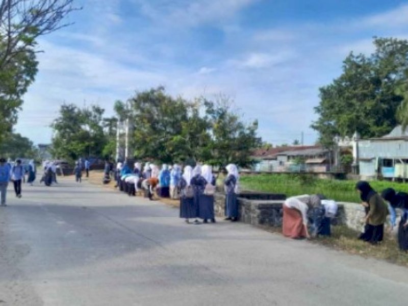 Siswa-siswa MAN Pinrang rutin melaksanakan kegiatan bersih-bersih setiap hari Jumat. @Jejakfakta/dok. Istimewa