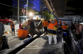 Viral Sampah di Bawah Tol Pettarani, Pemkot Makassar Bergerak Cepat Bersihkan Drainase dan Pedestrian
