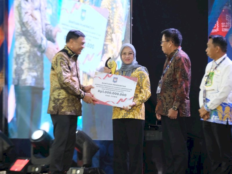 Bupati Gowa, Sitti Husniah Talenrang, Penghargaan Apresiasi Pemerintah Daerah Berprestasi Tahun 2026 Regional Sulawesi dari Kementerian Dalam Negeri (Kemendagri) pada kategori Penanggulangan Kemiskinan dan Penurunan Stunting di Claro Hotel Kendari, Jumat (29/5/2026). @Jejakfakta/dok. Humas Pemkab Gowa