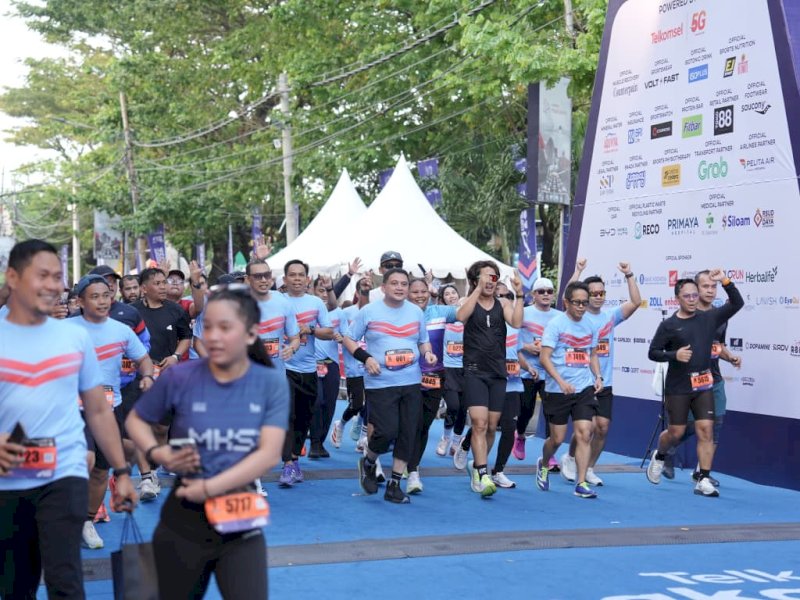 Wali Kota Makassar, Munafri Arifuddin, saat mengikuti Makassar Half Marathon (MHM) 2026 bersama ribuan peserta di kawasan Anjungan Pantai Losari, Minggu pagi (30/5/2026). @Jejakfakta/dok. Humas Pemkot Makassar