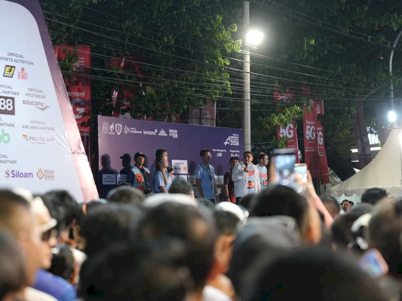 Wali Kota Makassar, Munafri Arifuddin, saat melepas Makassar Half Marathon (MHM) 2026 bersama ribuan peserta di kawasan Anjungan Pantai Losari, Minggu pagi (30/5/2026). @Jejakfakta/dok. Humas Pemkot Makassar