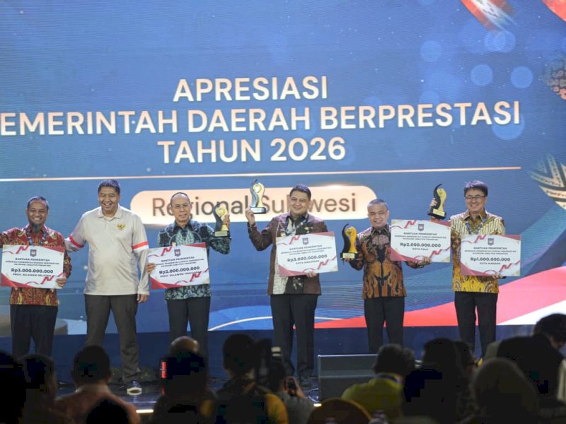 Wali Kota Makassar, Munafri Arifuddin, saat menerima penghargaan Terbaik I Kategori Creative Financing Regional Sulawesi Tahun 2026, pada malam penganugerahan yang berlangsung di Kendari, Sulawesi Tenggara, Jumat (29/5/2026) malam. @Jejakfakta/dok. Humas Pemkot Makassar