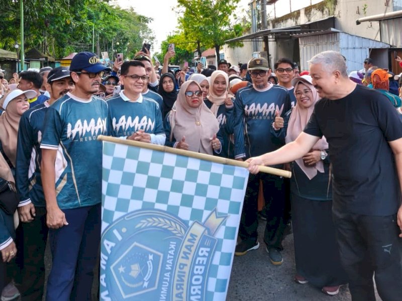 Bupati Pinrang, Andi Irwan Hamid, hadir langsung melepas peserta jalan santai alumni Madrasah Aliyah Negeri (MAN) Pinrang. Kegiatan yang dipusatkan di Lapangan Lasinrang, Minggu (31/5/2026). @Jejakfakta/dok. Istimewa