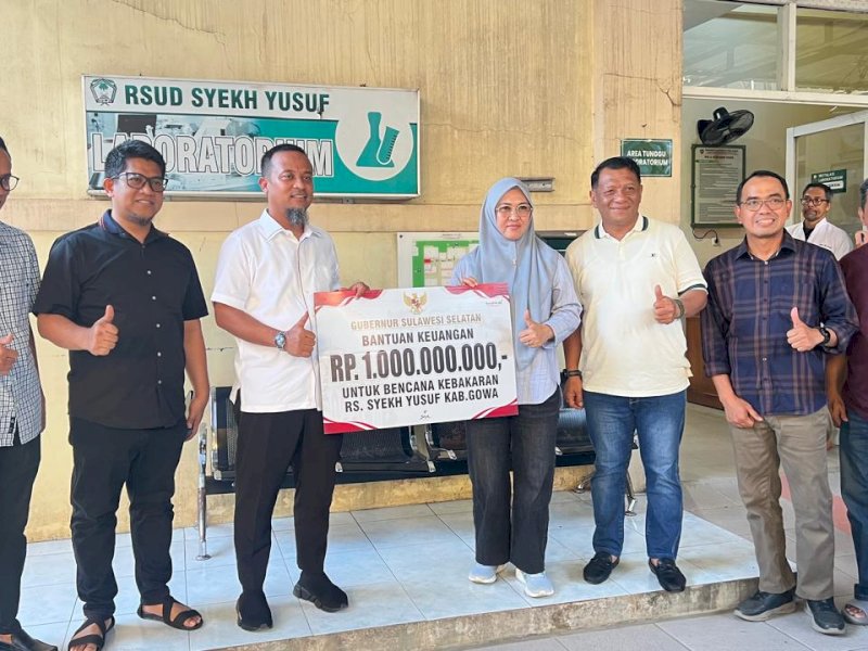 Gubernur Sulsel, Andi Sudirman Sulaiman, menyerahkan bantuan keuangan sebesar Rp1 miliar untuk mempercepat proses pemulihan fasilitas RSUD Syekh Yusuf yang diterima langsung Bupati Gowa, Sitti Husniah Talenrang, Minggu (31/5/2026). @Jejakfakta/dok. Humas Pemkab Gowa