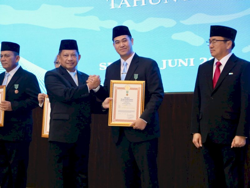 Bupati Pangkajene dan Kepulauan (Pangkep), Muhammad Yusran Lalogau (MYL) , menerima penganugerahan tanda kehormatan Satyalancana Wira Karya diberikan oleh Presiden Prabowo Subianto dan diserahkan langsung oleh Menteri Dalam Negeri Tito Karnavian di Plaza Kantor Kemendagri, Jakarta Pusat, Senin (1/6/2026). @jejakfaktacom/Dok. Kemendagri