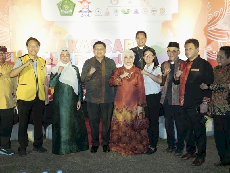 Wali Kota Makassar, Munafri Arifuddin, dan Wakil Wali Kota Aliyah Mustika Ilham saat menghadiri kegiatan Sannipata Waisak yang diselenggarakan Persatuan Umat Buddha Indonesia (Permabudhi) mengusung tema &ldquo;Dharma Menjaga Perdamaian Dunia&rdquo; di kawasan Benteng Fort Rotterdam, Minggu (31/5/2026) malam. @Jejakfakta/dok. Humas Pemkot Makassar