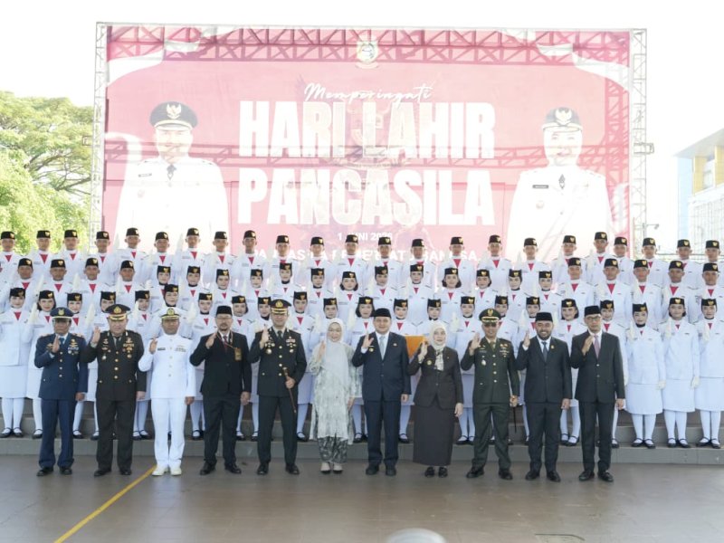 Upacara Hari Lahir Pancasila sebagai Inspektur Upacara di Tribun Lapangan Karebosi, Senin (1/6/2026).  @Jejakfakta/dok. Humas Pemkot Makassar