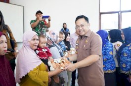 Wabup Gowa Sisihkan Gaji Pribadi untuk Lawan Stunting, 200 Keluarga di Bajeng Terima Paket Gizi
