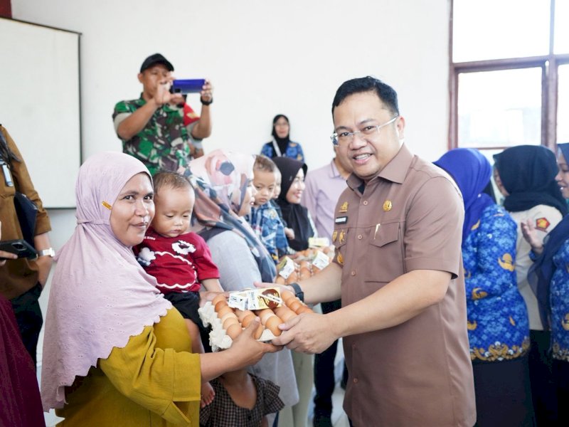 Wakil Bupati Gowa, Darmawangsyah Muin,  menyalurkan 200 paket makanan bergizi kepada keluarga berisiko stunting di Aula Kantor Kecamatan Bajeng, Selasa (2/6/2026). @Jejakfakta/dok. Humas Pemkab Gowa