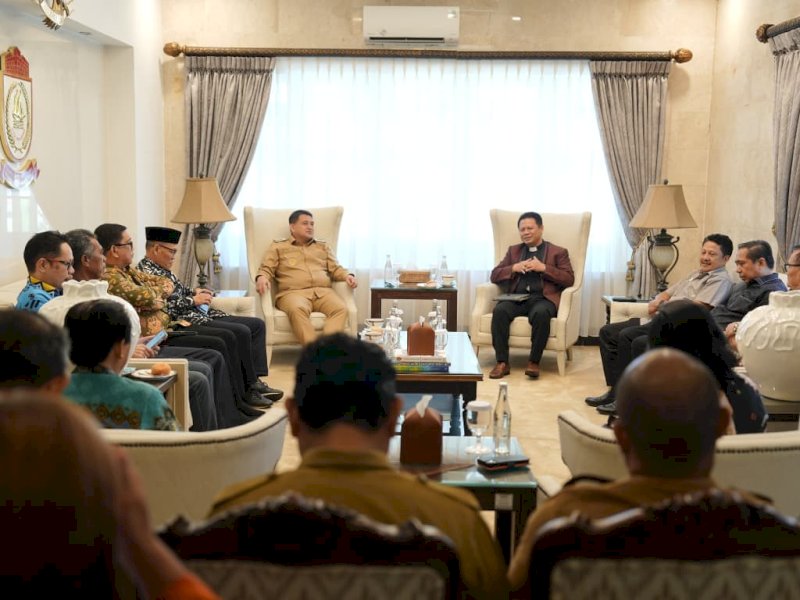 Ketua Umum PGIW Sulselra, Pdt. Yohanis Metris, saat melakukan audiensi dan silaturahmi bersama jajaran pengurus PGIW Sulselra dengan Wali Kota Makassar, Munafri Arifuddin, di Rumah Jabatan Wali Kota Makassar, Selasa (2/6/2026). @Jejakfakta/dok. Humas Pemkot Makassar