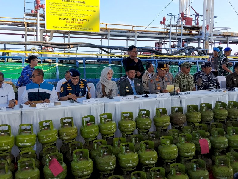 Kapolda Sulsel saat memberikan keterangan pers terkait Mafia jaringan penyalahgunaan Bahan Bakar Minyak (BBM) dan Liquefied Petroleum Gas (LPG), di Dermaga Pelindo Makassar, Jalan Soekarno, Kota Makassar, Selasa (2/6/2026). @Jejakfakta/dok. Istimewa