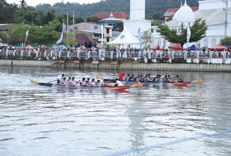 Juara Perahu Naga HUT ke-23 Lutim Diguyur Bonus Bupati, PPS27 Malili Raih Gelar Terbaik