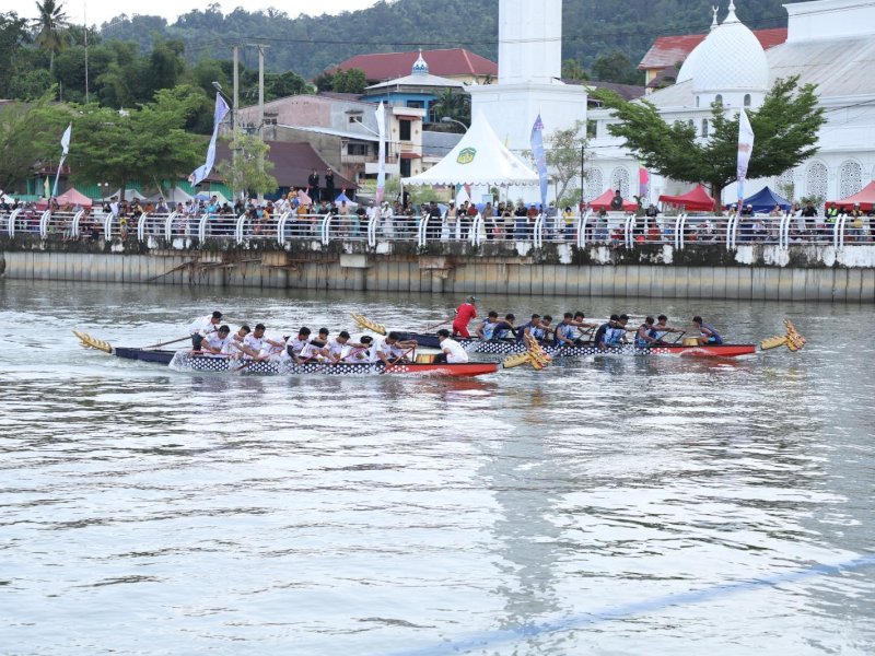 Lomba balap perahu naga dalam rangka Hari Jadi ke-23 Kabupaten Luwu Timur. @Jejakfakta/dok. Humas Pemkab Lutim