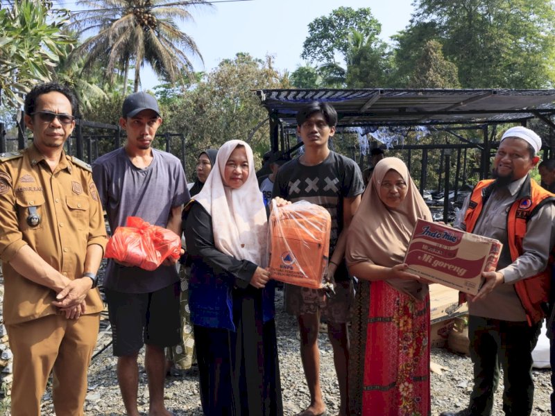 Wakil Bupati Luwu Timur, Hj. Puspawati Husler, hadir langsung menemui korban kebakaran yang menghanguskan tiga unit rumah warga Desa Maliwowo, Kecamatan Angkona, Selasa (2/6/2026). @Jejakfakta/dok. Humas Pemkab Lutim