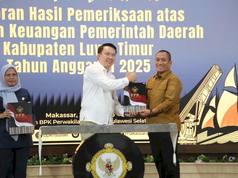 Kepala BPK RI Perwakilan Sulawesi Selatan, Winner Franky Halomoan Manalu, saat menyerahkan penghargaan kepada Bupati Luwu Timur, Irwan Bachri Syam, didampingi Wakil Ketua DPRD Luwu Timur, Hj. Harisah Suharjo, dalam kegiatan Penyerahan Laporan Hasil Pemeriksaan (LHP) atas LKPD Tahun Anggaran 2025 di Kantor BPK RI Perwakilan Sulawesi Selatan, Jalan AP Pettarani, Makassar, Selasa (2/6/2026). @Jejakfakta/dok. Humas Pemkab Lutim