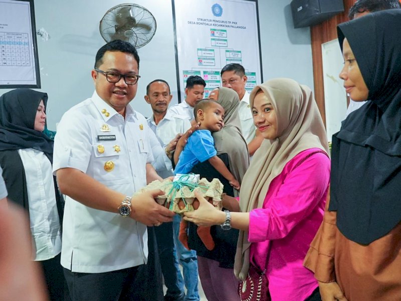 Wakil Bupati Gowa, Darmawangsyah Muin yang juga Ketua Tim Percepatan Penurunan Stunting (TPPS), saat menyalurkan bantuan  di Kecamatan Pallangga, Rabu (3/6/2026). @Jejakfakta/dok. Humas Pemkab Gowa