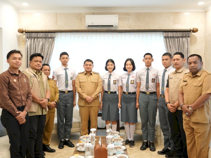 Wali Kota Makassar, Munafri Arifuddin, menerima audiensi Duta Pancasila Paskibraka Indonesia (DPPI) Kota Makassar bersama para calon anggota Paskibraka yang akan mengikuti seleksi tingkat nasional tahun 2026 di Rumah Jabatan Wali Kota Makassar, Selasa (2/6/2026). @Jejakfakta/dok. Humas Pemkot Makassar