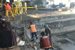 Kecamatan Ujung Pandang Gerak Cepat Bersihkan Sampah di Pantai Losari Makassar