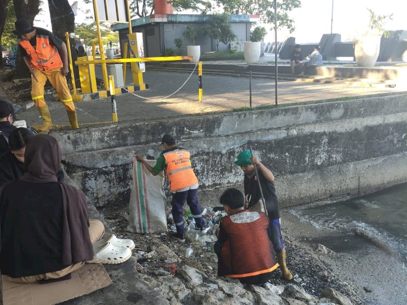 Petugas kebersihan bersama Satuan Tugas (Satgas) Kecamatan Ujung Pandang turun langsung ke lokasi, menindaklanjuti laporan warga di media sosial terkait tumpukan sampah yang mencemari kawasan pesisir Pantai Losari, Selasa (2/6/2026). @Jejakfakta/dok. Humas Pemkot Makassar