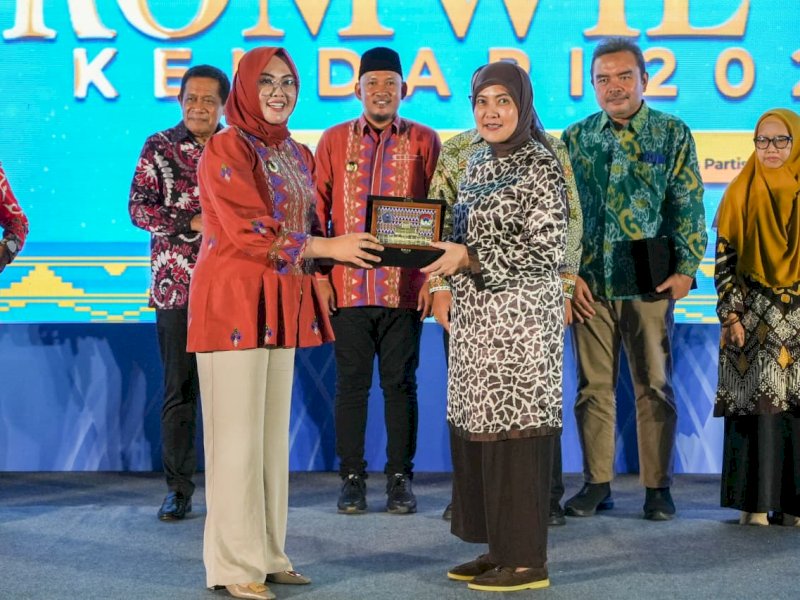 Wakil Wali Kota Makassar, Aliyah Mustika Ilham, bersama kepala daerah dan perwakilan kota se-Komisariat Wilayah (Komwil) VI APEKSI berkumpul dalam gala dinner Rapat Kerja Asosiasi Pemerintah Kota Seluruh Indonesia (APEKSI), di pelataran Kantor Balai Kota Kendari, Selasa malam (2/6/2026). @Jejakfakta/dok. Humas Pemkot Makassar