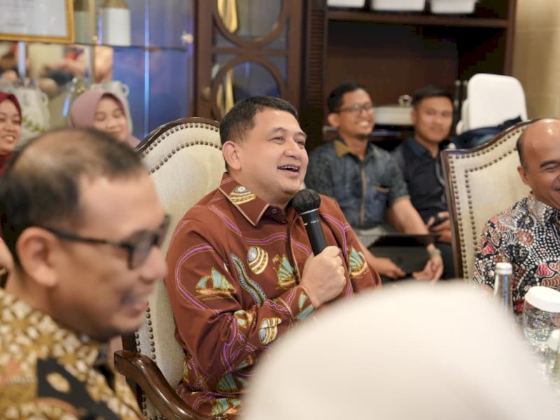 Pembahasan kajian berlangsung dalam pertemuan antara Wali Kota Makassar Munafri Arifuddin dan tim Pusjar SKMP LAN RI yang dipimpin Dr. Muhammad Aswad di Rumah Jabatan Wali Kota Makassar, Kamis (4/6/2026). @Jejakfakta/dok. Humas Pemkot Makassar
