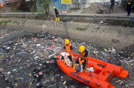 Respons Cepat Aduan Warga, BPBD Makassar Turun Bersihkan Kanal Bara-Baraya Timur
