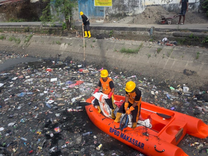 Tim Badan Penanggulangan Bencana Daerah (BPBD) Kota Makassar langsung diterjunkan untuk melakukan pembersihan, di Kanal Jalan Inspeksi Kanal, Kelurahan Bara-Baraya Timur, Kecamatan Makassar, Rabu (3/6/2026). @Jejakfakta/dok. Humas Pemkot Makassar