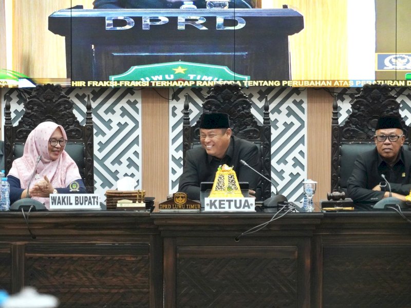 Rapat Paripurna DPRD Luwu Timur yang digelar di Ruang Sidang Paripurna DPRD, Kamis (4/6/2026), dipimpin Ketua DPRD Ober Datte dan dihadiri Wakil Bupati Luwu Timur Hj. Puspawati Husler. @Jejakfakta/dok. Humas Pemkab Lutim