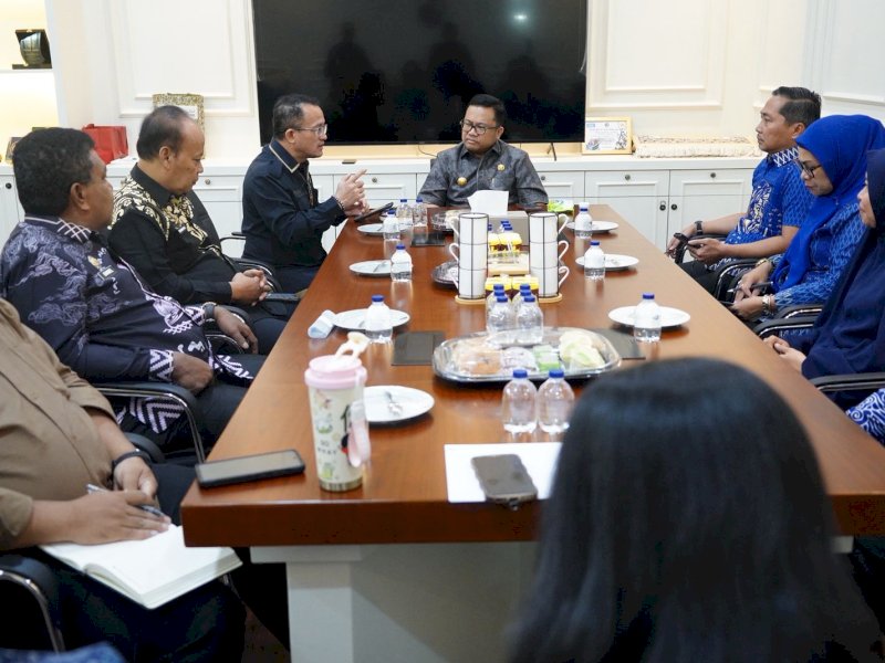 Wakil Bupati Gowa, Darmawangsyah Muin, menerima kunjungan jajaran Kementerian HAM RI di ruang kerjanya, Jumat (5/6/2026). Pertemuan tersebut membahas sosialisasi Program Kampung REDAM yang saat ini mulai diperkenalkan ke sejumlah daerah di Indonesia. @Jejakfakta/dok. Humas Pemkab Gowa