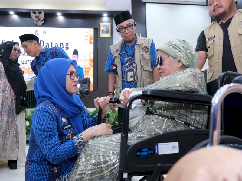 Bupati Gowa, Sitti Husniah Talenrang, saat menjemput 386 jemaah haji Kloter 5 di Asrama Haji Sudiang Makassar, Jumat (5/6/2026). @Jejakfakta/dok. Humas Pemkab Gowa