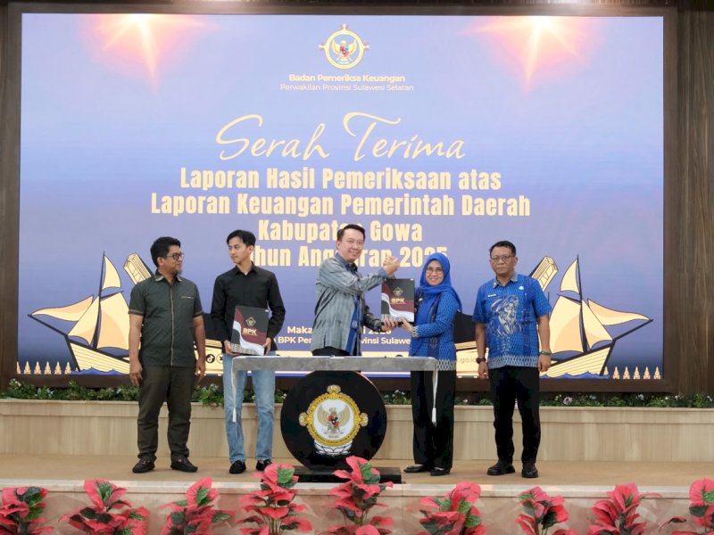 Pemkab Gowa berhasil meraih Opini Wajar Tanpa Pengecualian (WTP) dari Badan Pemeriksa Keuangan (BPK) RI atas Laporan Keuangan Pemerintah Daerah (LKPD) Tahun Anggaran 2025, Opini WTP diserahkan langsung oleh BPK RI Perwakilan Sulawesi Selatan kepada Bupati Gowa, Sitti Husniah Talenrang, di Kantor BPK RI Perwakilan Sulsel, Makassar, Jumat (5/6/2026). @Jejakfakta/dok. Humas Pemkab Gowa