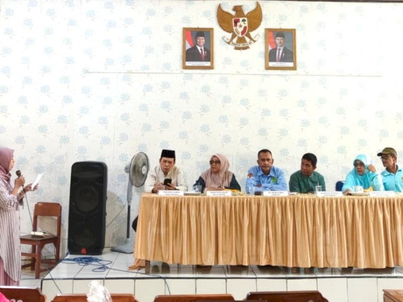 Pelaksana Tugas (Plt.) Kepala MAN Pinrang, Suharto, saat memimpin Rapat yang berlangsung di Ruang Guru MAN Pinrang, Jumat (5/6/2026). @Jejakfakta/dok. Istimewa 