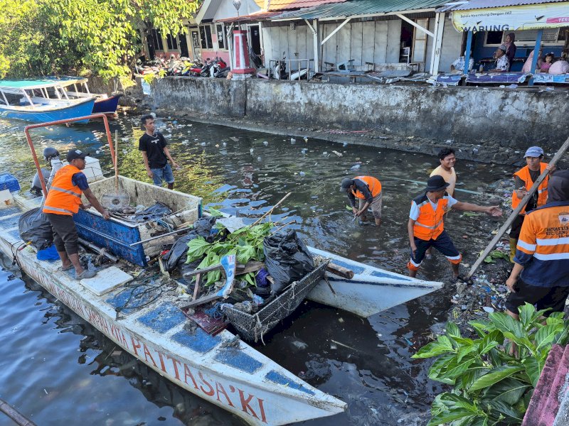 Pemerintah Kecamatan Ujung Pandang turun langsung membersihkan laut dan pesisir Pantai Losari hingga Dermaga Kayu Bangkoa, dengan hasil mengangkut lebih dari 108 kilogram sampah dari kawasan perairan dan garis pantai, Sabtu (6/6/2026). @Jejakfakta/dok. Humas Pemkot Makassar