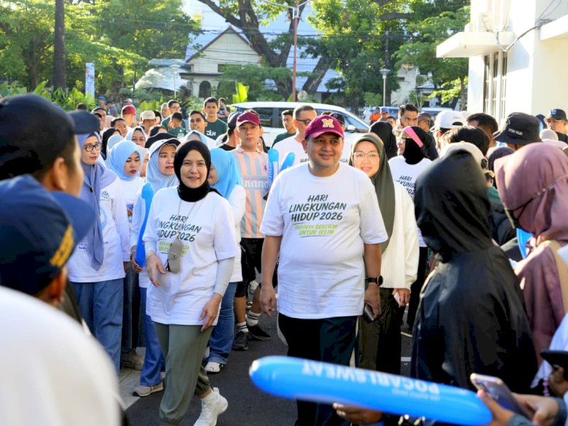 Wali Kota Makassar Munafri Arifuddin bersama Wakil Wali Kota Makassar Aliyah Mustika Ilham, aksi plogging atau jalan sehat sambil memungut dan memilah sampah, Sabtu (6/6/2026). @Jejakfakta/dok. Humas Pemkot Makassar